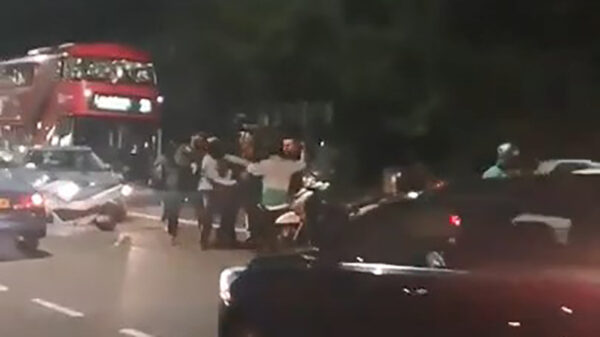 Scooterklootzakjes krijgen het in Londen letterlijk aan de stok met automobilist