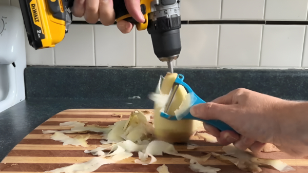 12 superhandige en creatieve manieren om een ​​aardappel te schillen