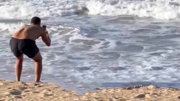 Twee professionele Instagram-modellen maken fotoshoot op het strand