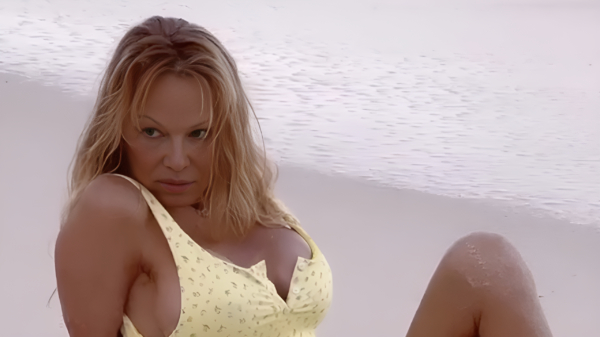 Pamela Anderson kan dan wel 55 zijn, maar haar eigen badkledinglijn zit als gegoten