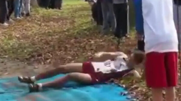 Hardloopster is zo moe dat ze maar gewoon over de finish rolt