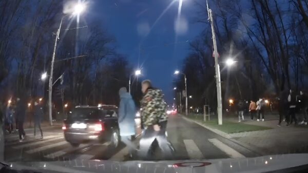 Karma slaat direct toe voor verkeershufter die geen voorrang geeft op zebrapad