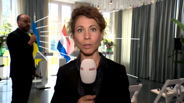 Geluidsman snapt tv niet en blèrt hard door live-uitzending van journaal