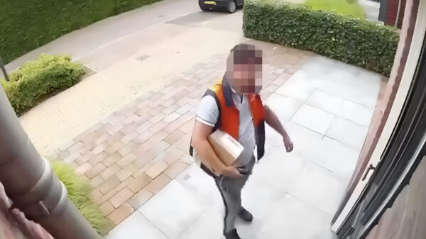 Pakketbezorger is klaar met al dat wachten en zingt toepasselijk liedje