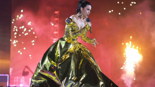 Katy Perry maakt indruk dankzij haar uitdagende jurk tijdens inhuldigingsconcert Koning Charles III