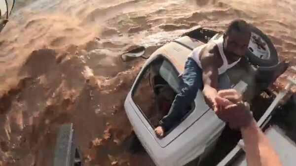 Vrachtwagenchauffeur met behulp van helikopter gered na plotselinge overstroming