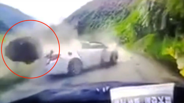 Gigantisch rotsblok verplettert auto in China, bestuurder overleeft het wonderbaarlijk genoeg