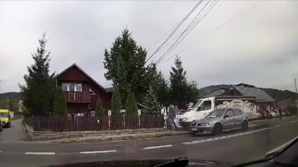 Voetganger krijgt stevig zetje van aanstormende bestelbus