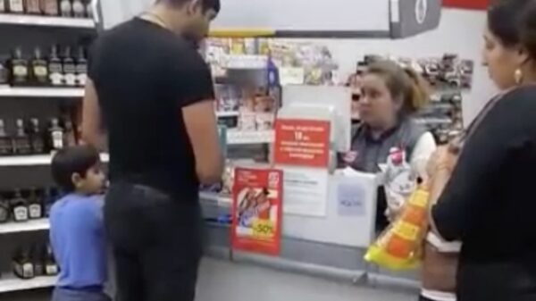 Russische winkeldief mag d'r rok eventjes binnenstebuiten keren