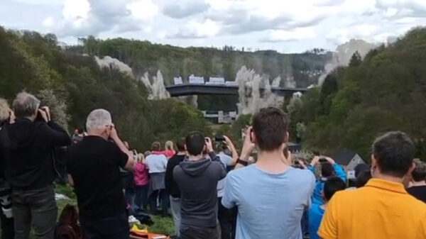 Controlled demolition maakt einde aan Duits viaduct bij Lüdenscheid