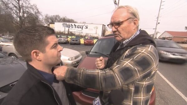 Amerikaanse journalist wordt door malafide opa op zijn muil getimmerd