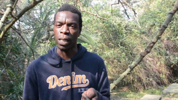 Afrikaan legt uit dat hun kliktaal eigenlijk best heel logisch is