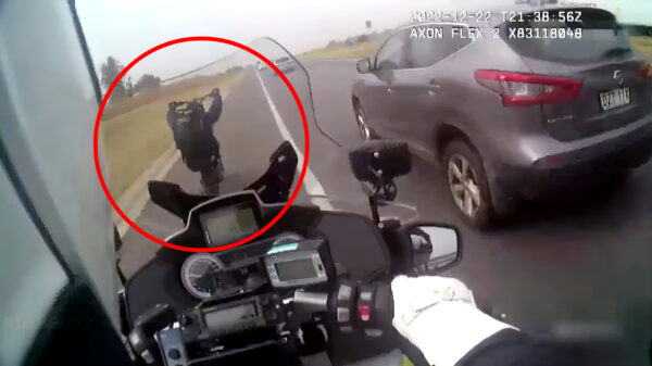 Beelden vrijgegeven van Australiër die met 100 km/u over de autoweg stept