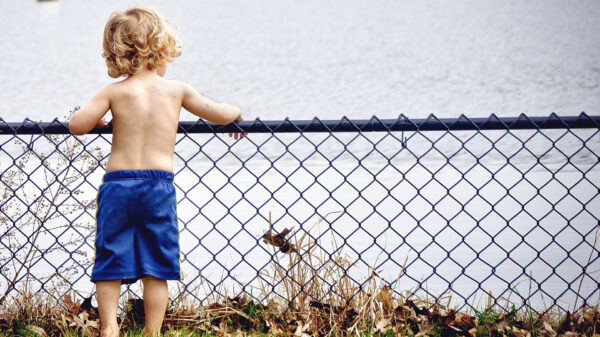 Tuurlijk zoon, maak jij het hek maar open