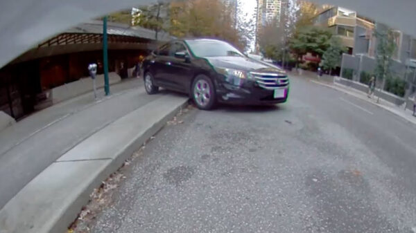 Automobilist met eierstokken kan het gas- niet van het rempedaal onderscheiden