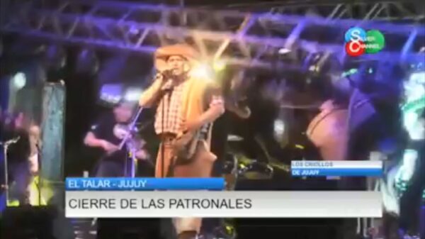 Folkloregroep geeft knallend optreden waardoor het podium op hun hoofd klapt