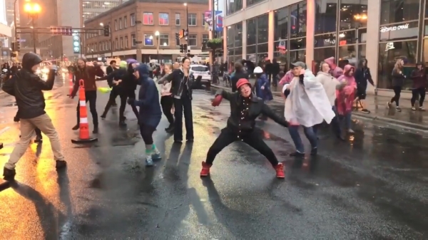 Anti-Trump-demonstranten proberen een statement te maken met een fabelachtig dansje