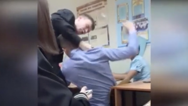 Overspannen Russische leraar geeft de hele blyat klas op zijn sodemieter
