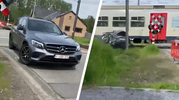 Auto gegrepen door trein nadat Belgische vrouw vast op spoorwegovergang komt te zitten