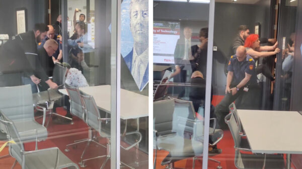 Demonstranten Extinction Rebellion hardhandig uit bestuurskamer van de TU Eindhoven gezet