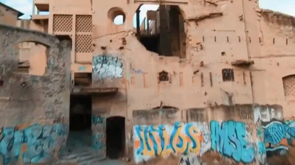 Gewoon wat vette dronebeelden dwars door een verlaten fabriek