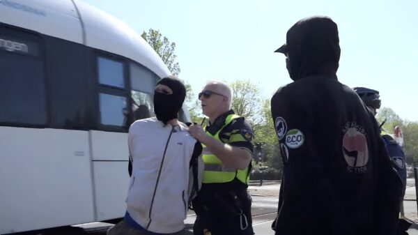 Terechte ophef of fophef: klimaatactivist "bijna onder tram geduwd" in Leeuwarden