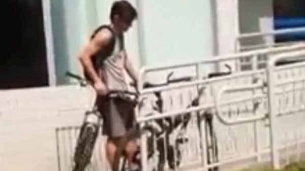 Als je écht een hekel aan iemand hebt jat je gewoon zijn zadel