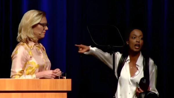 Sigrid Kaag op partijcongres D66 onderbroken door een vrouwenactivist: "Ik voel mij verraden"