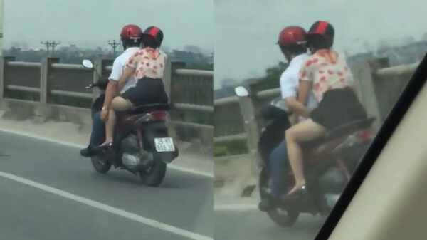 De scooter blijkt een prima plek om eens een natte vinger te halen