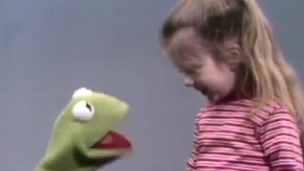 Koesjiekoesjie-classic: koter doet het alfabet met Kermit de Kikker