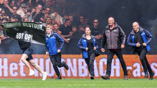 "Fans" Groningen verpesten duel tegen Ajax: wedstrijd gestaakt na gooien van rookbommen