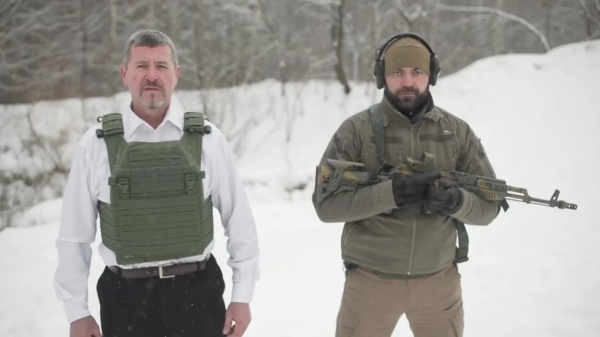 Even een Oekraïens kogelvrij vest testen door je te laten beschieten met een AK-47