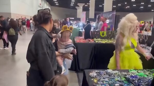Ophef over Amerikanen die hun kinderen meenemen naar expliciete dragqueen-shows