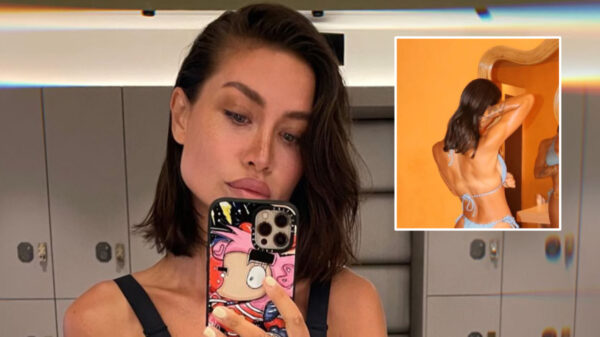 Jaimie Vaes past haar nieuwe bikini tijdens fotosessie voor de spiegel