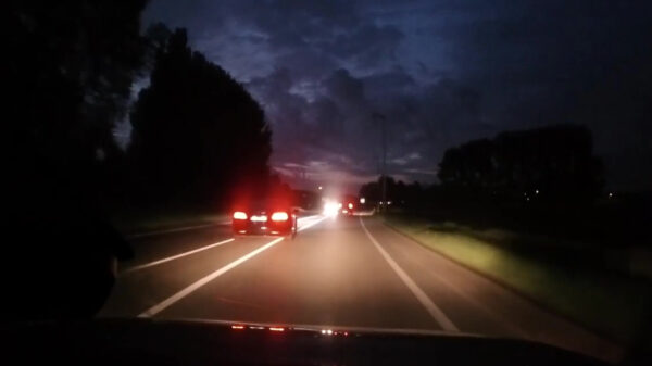 Belgische bestuurder rijdt de linkerbaan op en weet net een crash te voorkomen