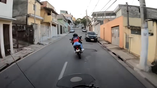 Braziliaanse motorrijder probeert met zijn vriendin achterop te ontsnappen aan de politie