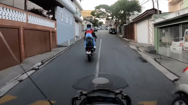 Braziliaanse motorrijder probeert met zijn vriendin achterop te ontsnappen aan de politie
