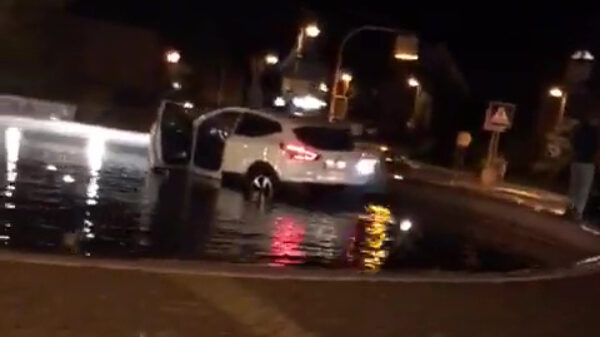 Een rotondevijver blijkt een minder geschikte parkeerplek te zijn