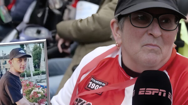 Moeder eerde haar overleden zoon tijdens de huldiging van Feyenoord