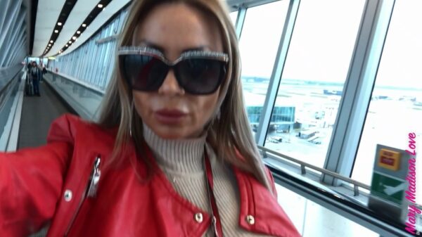 Mary Madison komt met haar zware bagage op het vliegveld aan