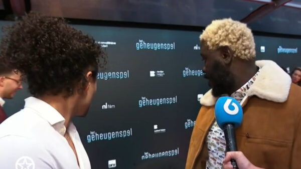 Vrouw trekt bij première "Het Geheugenspel" alle aandacht door stevig onderuit te gaan