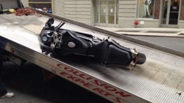 Deze expert komt even je motor wegslepen