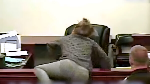 Verdachte gaat compleet door het lint als ze haar straf van de rechter hoort