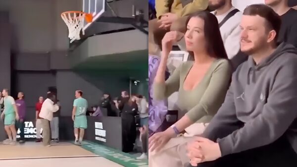 Man in publiek geniet van het uitzicht tijdens basketbalwedstrijd