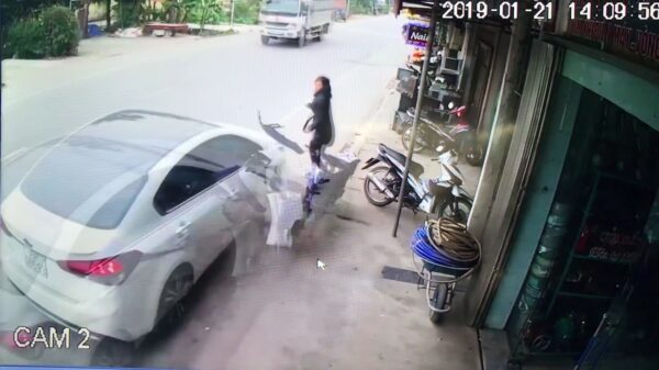 Geluksvogel van de week wordt wonderbaarlijk genoeg niet ondersteboven gereden