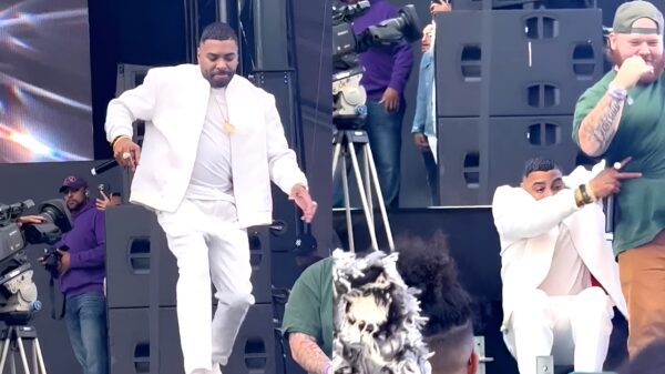 Ginuwine wordt ook een dagje ouder en dondert van het podium in Las Vegas