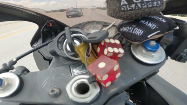 Motorrijder met tankslapper wordt op de snelweg flink door elkaar geschud