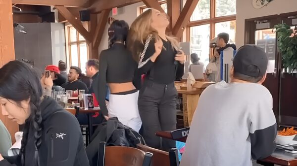 Zit je rustig te lunchen word je alsnog lastig gevallen door TikTokkies