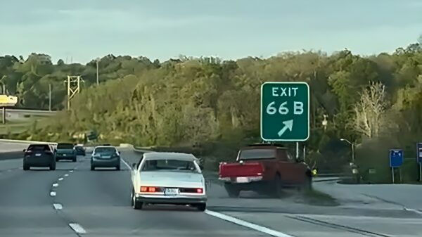 Deze overmoedige pick-up bestuurder probeert afslag nog nét te halen