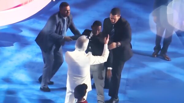 De Canadese pastoor Benny Hinn demonstreert zijn bovennatuurlijke krachten